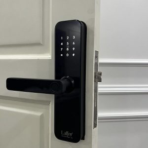 Lắp đặt khóa vân tay cửa gỗ Laffer LX08 tại Đồng Đen, Tân Bình