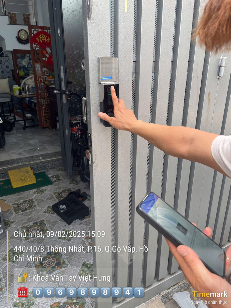 Lắp Đặt Khóa Vân Tay Cửa Cổng Laffer A18 Núm Xoay tại đường Thống Nhất