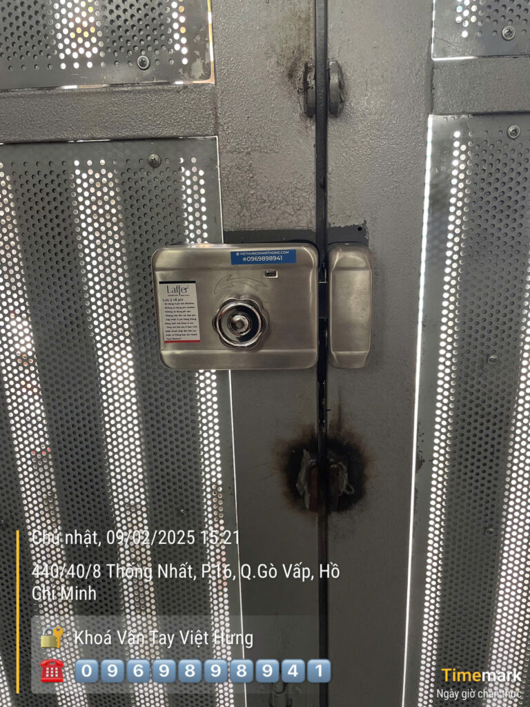 Lắp Đặt Khóa Vân Tay Cửa Cổng Laffer A18 Núm Xoay tại đường Thống Nhất