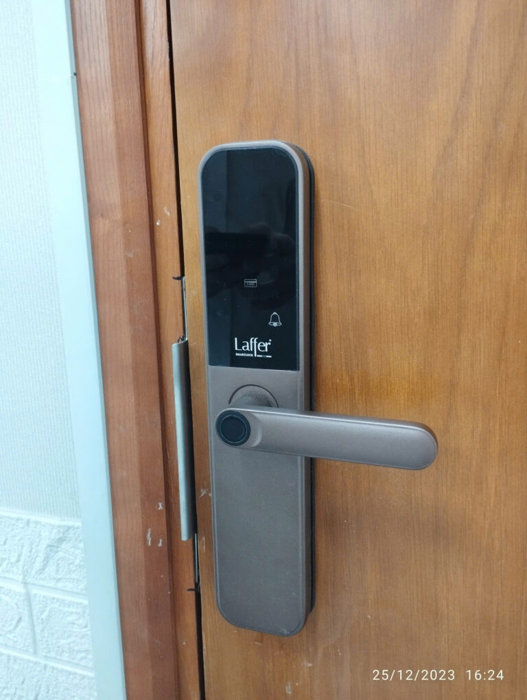 Lắp Đặt 3 Bộ Khóa Cửa Gỗ Laffer LC06 cho Điện Lực EVN Quận 1 Lắp Đặt 3 Bộ Khóa Cửa Gỗ Laffer LC06 cho Điện Lực EVN Quận 1