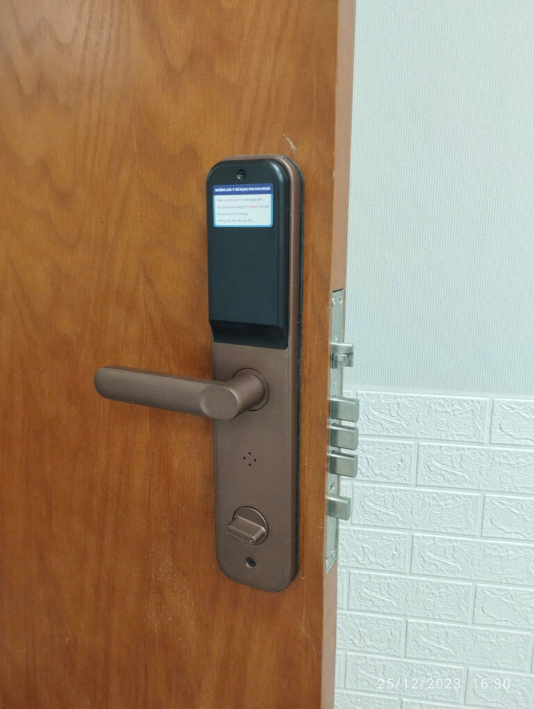 Lắp Đặt 3 Bộ Khóa Cửa Gỗ Laffer LC06 cho Điện Lực EVN Quận 1 Lắp Đặt 3 Bộ Khóa Cửa Gỗ Laffer LC06 cho Điện Lực EVN Quận 1