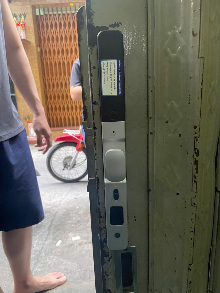 Lắp Đặt Khóa Vân Tay Sicher A300 cho cửa xếp lùa