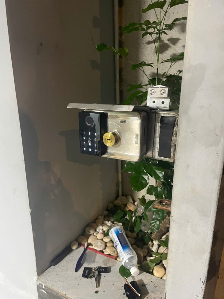 Lắp Đặt Khóa Vân Tay Sicher FE2 (2F) cho cửa cổng kéo