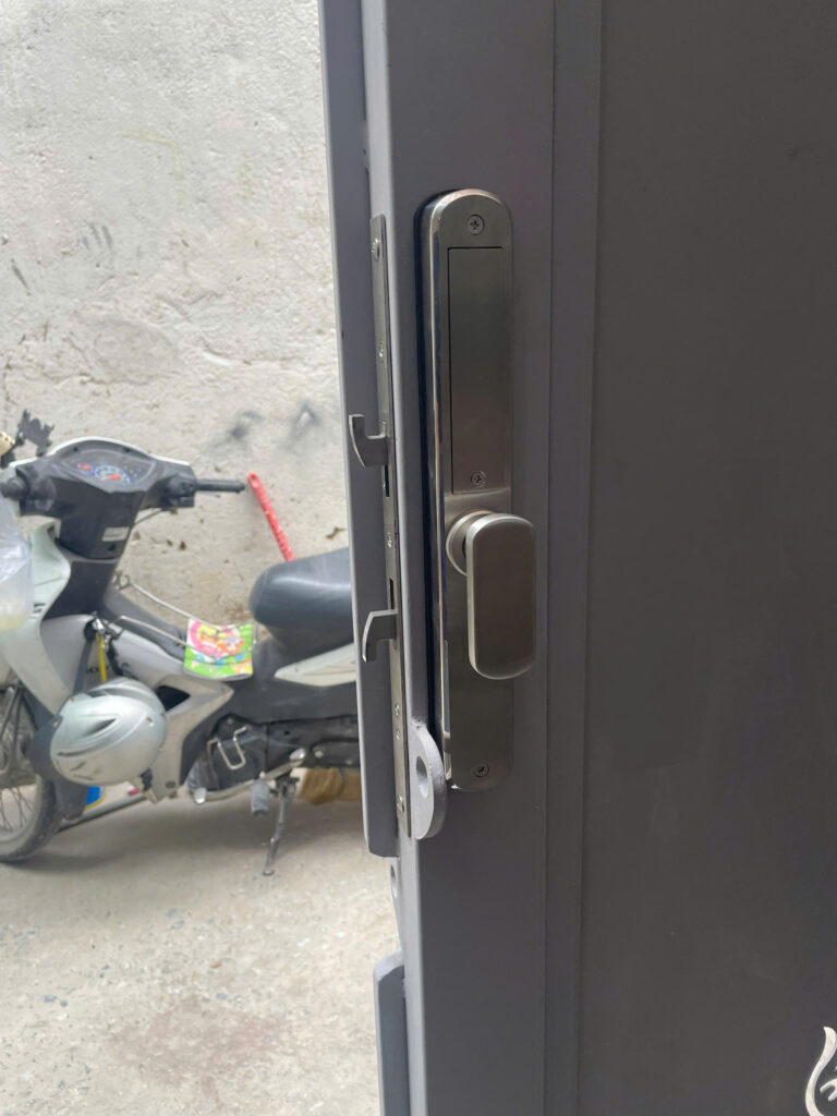 Khóa Vân Tay Cửa Cổng Lùa Lắp Đặt Khóa Vân Tay Cửa Cổng Lùa Laffer XF19 Tại Nguyễn Văn Khối, Gò Vấp