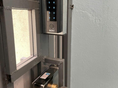 Lắp Đặt Khóa Vân Tay Cho Nhà Trọ Kết Hợp Mở Khóa Từ Xa & Báo Động Quên Đóng Cửa