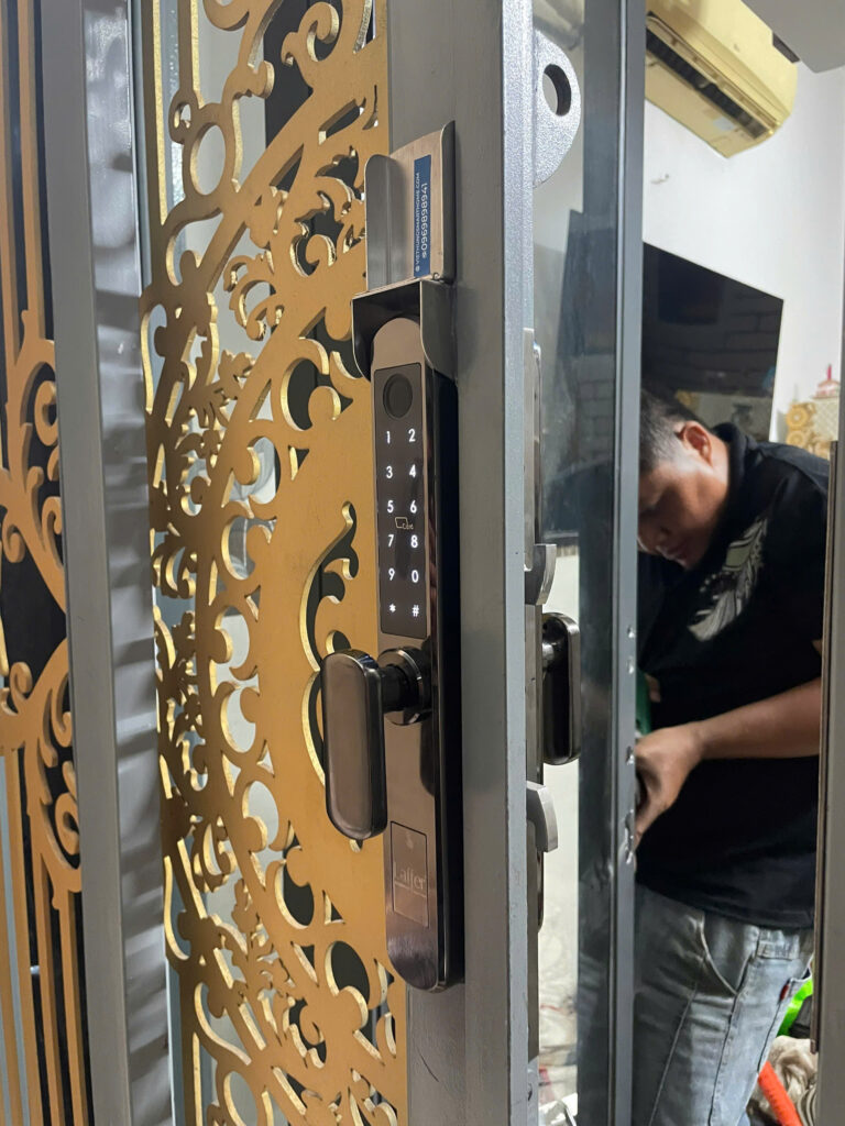 Khóa Vân Tay Cửa Cổng Lùa Lắp Đặt Khóa Vân Tay Cửa Cổng Lùa Laffer XF19 Tại Nguyễn Văn Khối, Gò Vấp