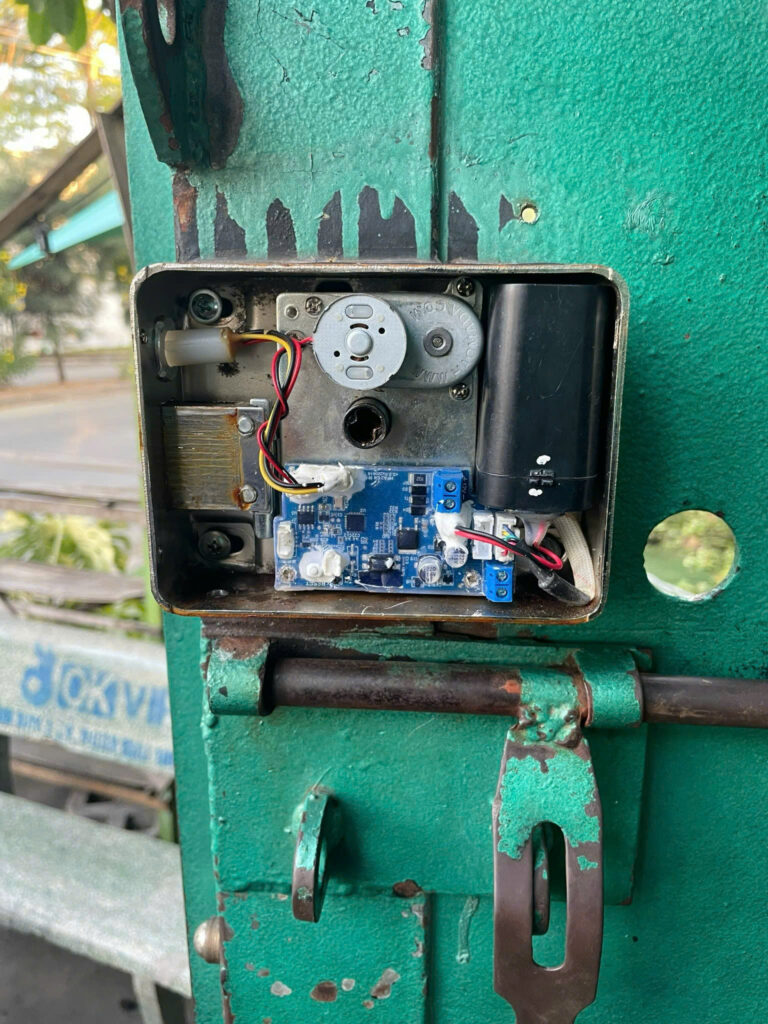 Dịch Vụ Sửa Khóa Vân Tay Tận Nhà Tại TP. Hồ Chí Minh – Việt Hưng Smarthome Sửa Lỗi Khóa Cổng Vân Tay Không Lên Nguồn Tại Tân Phú