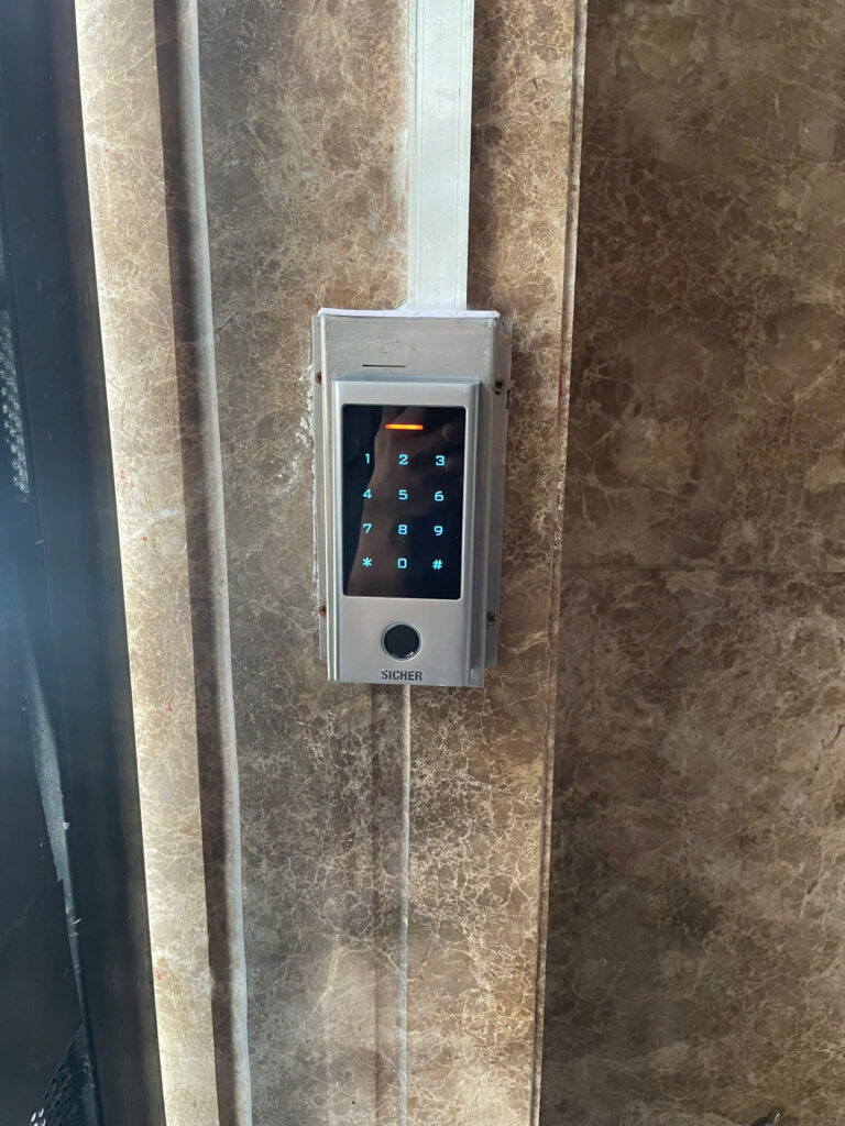 Lắp Đặt Khóa Vân Tay Cửa Cuốn Sicher HF1