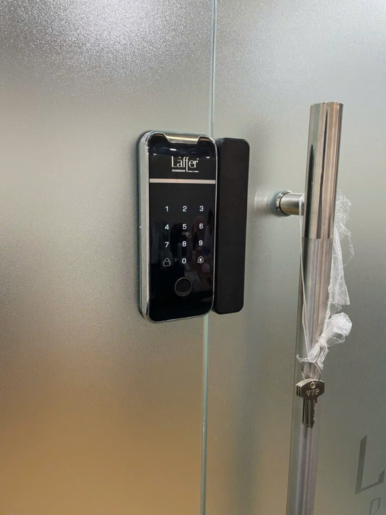 Khóa vân tay cửa kính Laffer G05